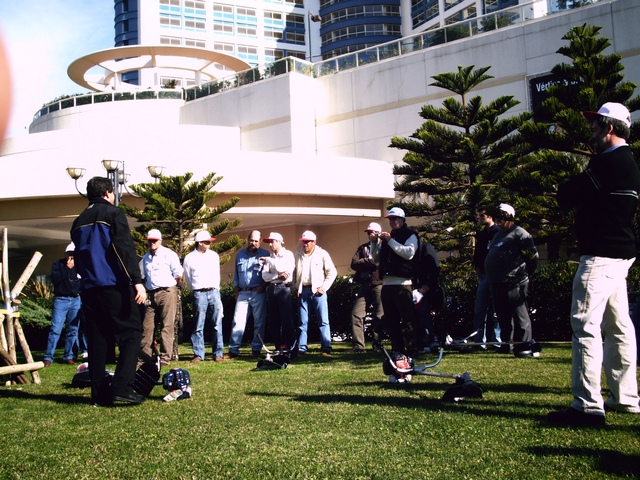 Demostraciones y pruebas en los jardínes del Hotel Conrad