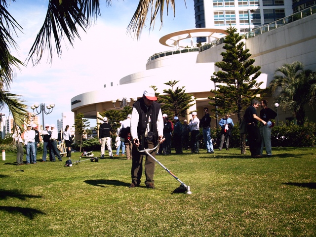 Demostraciones y pruebas en los jardínes del Hotel Conrad