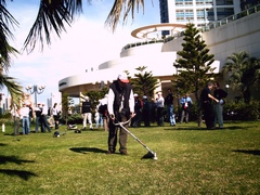 Demostraciones y pruebas en los jardínes del Hotel Conrad