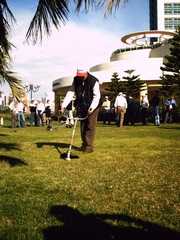 Demostraciones y pruebas en los jardínes del Hotel Conrad